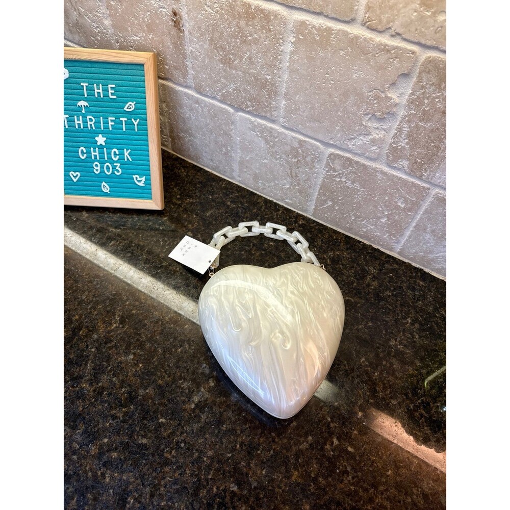 A New Day Pearl Marbled Heart Acrylic Clutch Purse Acrylic ChainHandle NWT - Picture 3 of 8